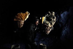 艰难前行图片